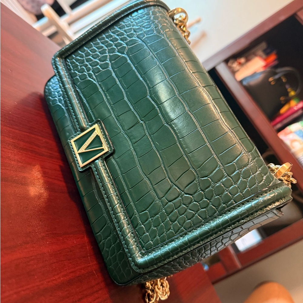 Brand NWOT VS Chic Green Crocodile-Embossed Crossbody Bag